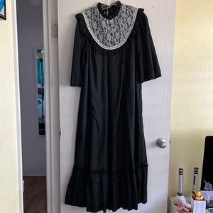 Vintage Black muʻumuʻu